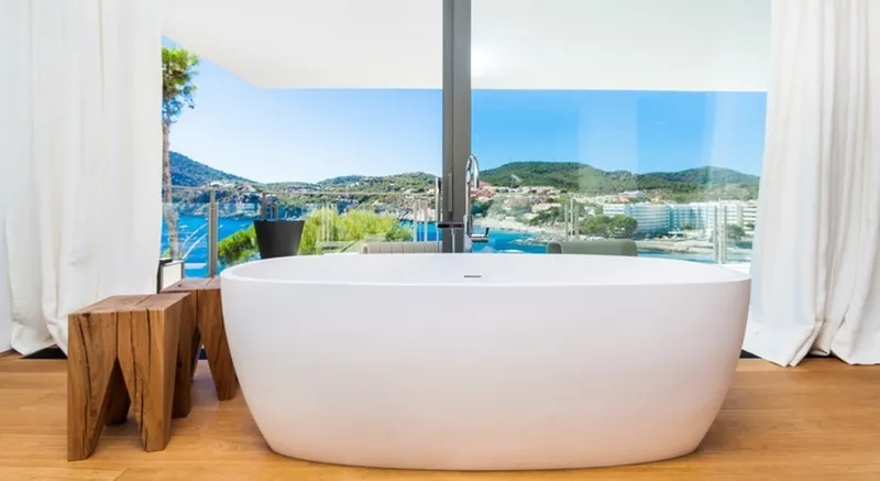 Holiday and seasonal rental: Villa with sea access in Camp de Mar — photo 10