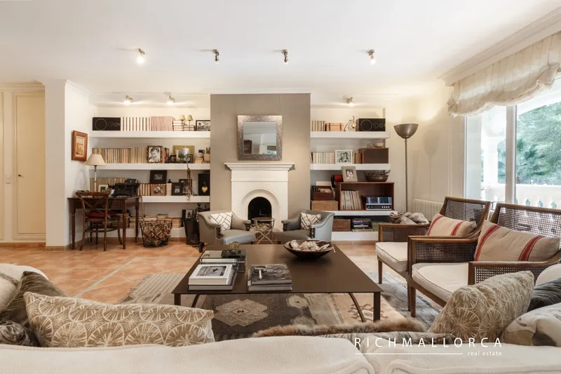 Renovated duplex apartment with spacious private terraces in Cas Català — photo 4