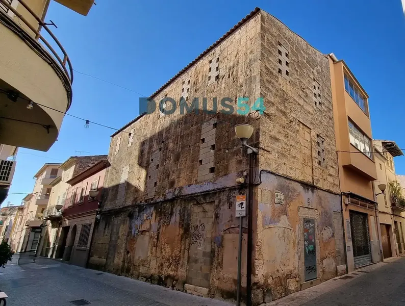 Opportunity to acquire a central Mallorcan house to completely renovate in Sa Pobla. It has 249 square meters built on a — photo 1