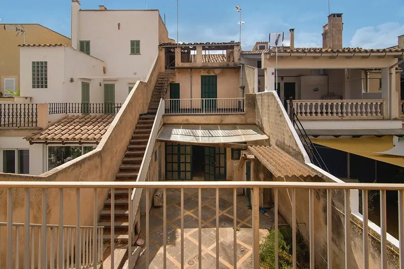 Townhouse with inner courtyard and independent apartment, Llucmajor — photo 1