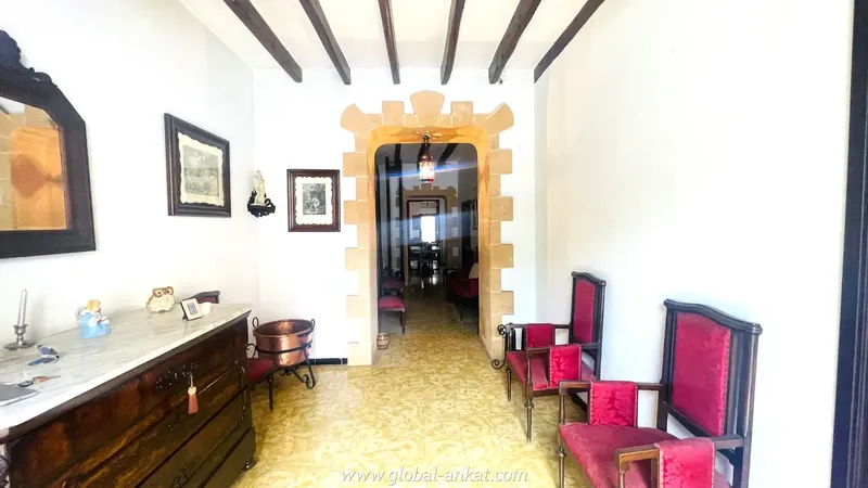 Do you dream of a property full of charm in the heart of Mallorca? This corner house in Felanitx, with 197m2 of land and 194m2 built — photo 3