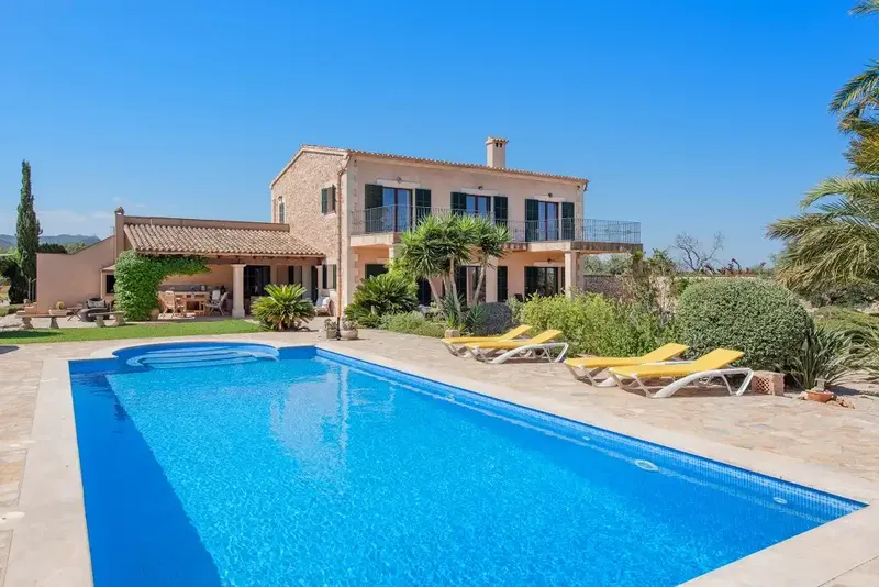 Located in the picturesque countryside, just five minutes from the beautiful coves of Cala d'Or, this spacious two-storey house offers comfort — photo 1