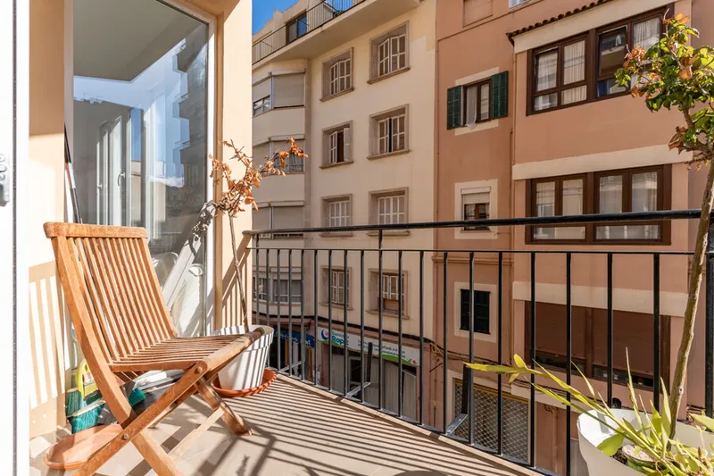 Price Reduction! Spacious Renovated Two-Bed Apartment in Blanquerna with Lift and Outside Space — photo 1