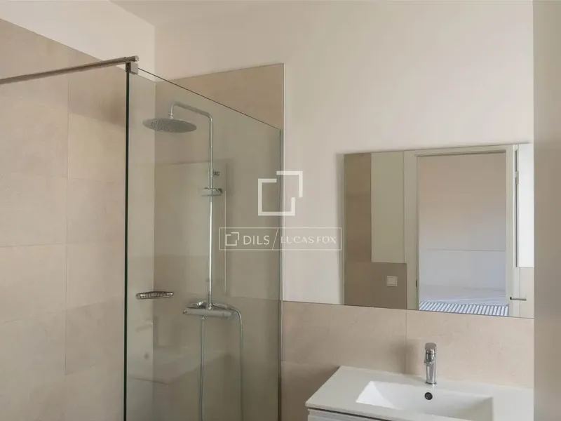 Located in one of the most dynamic and central areas of Palma, on Calle Aragó, this fully renovated residential building offers a — photo 8