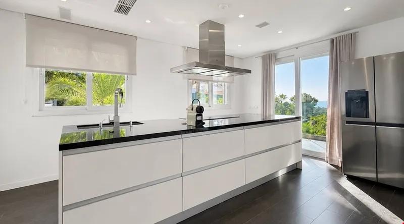 Contemporary five-bedroom villa for sale with panoramic sea views in Bendinat — photo 4