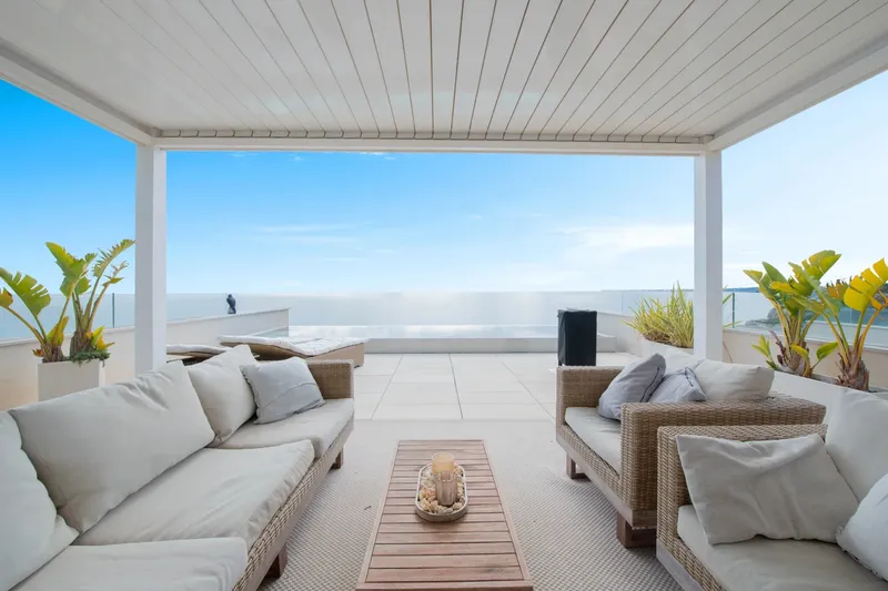 Modern chalet for sale on the frontline in Porto Cristo — photo 9
