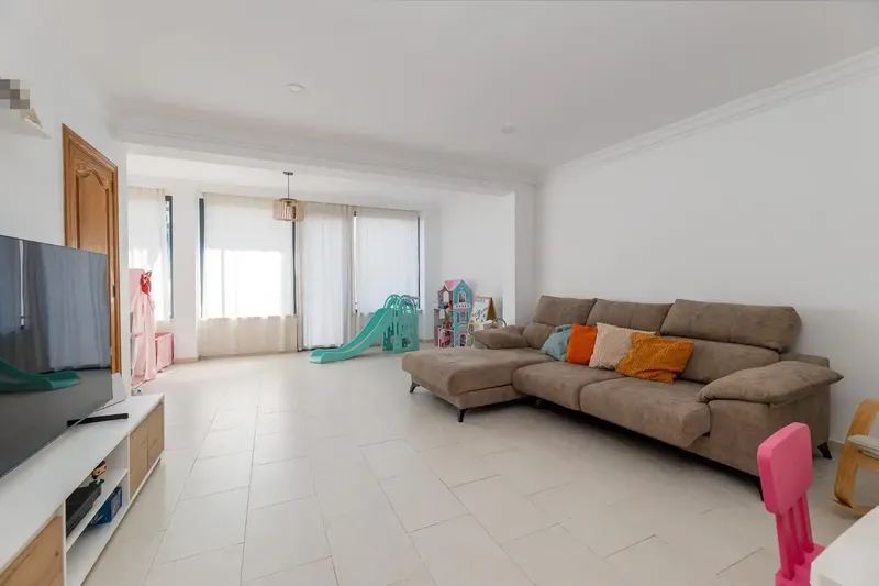 Si buscas una vivienda amplia, luminosa y cerca del mar, esta propiedad en El Arenal puede ser una excelente oportunidad. — photo 3