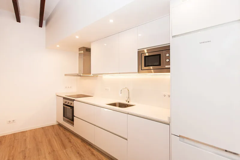Lovely Renovated Two-Bedroom Penthouse next to the Market, with Nice Views and Outdoor Space — photo 9