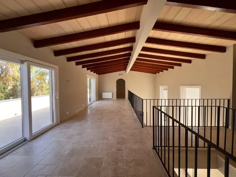 Ubicada en la tranquila zona residencial de Sol de Mallorca, en el suroeste de Mallorca, esta preciosa villa reformada combina amplios espac — photo 11