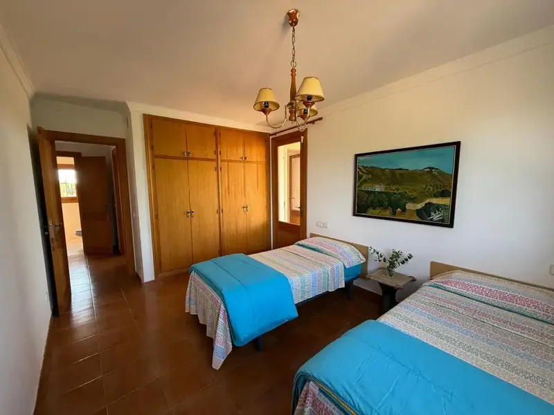 Encantadora finca rústica con casa de 2 plantas y parcela totalmente vallada. En la planta baja: acogedor comedor-salón con chimenea y cocin — photo 11