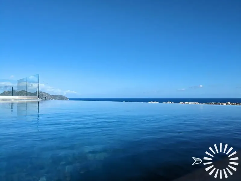 This elegant and modern luxury villa is situated on a hill with views of the bay of Costa de los Pinos. Its elevated position guarantees — photo 10