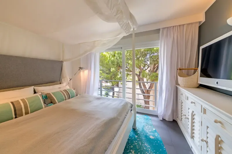 This impressive triplex penthouse, located in the exclusive area of La Mola (Port d'Andratx), combines luxury, design and privileged location. — photo 11