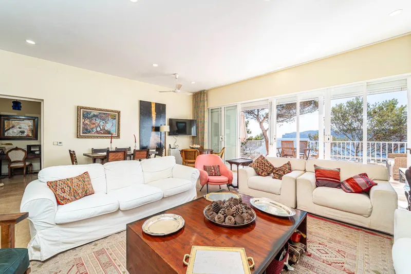 Penthouse with direct access, private garden and great renovation potential — photo 2