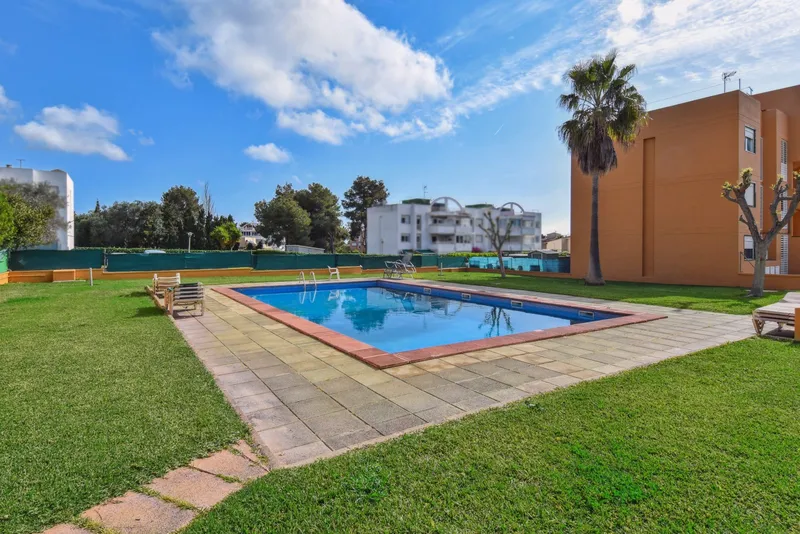 Apartment with community pool — photo 3