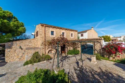 Arta, traditional Mallorcan finca in the village of Arta with pool, picturesque garden and ample privacy - for rent from November to June — photo 4