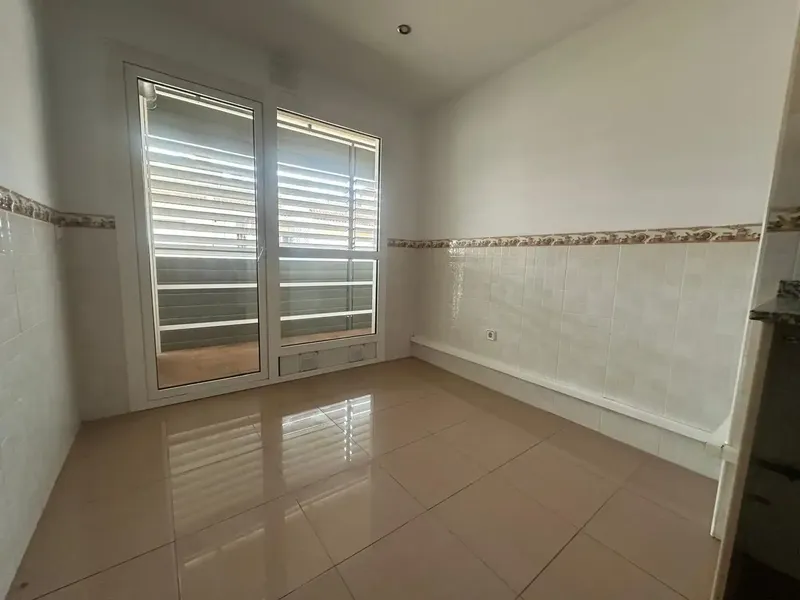 Attic of 110 m2 distributed in a large kitchen with laundry room, living room with balcony, 3 bedrooms and 2 bathrooms, one of them en suite. — photo 3
