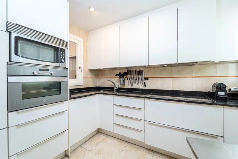 Penthouse with direct access, private garden and great renovation potential — photo 4