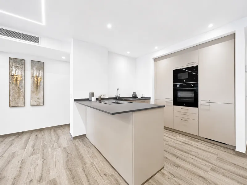 Luxurious modern apartment on the first sea line in Santa Ponsa — photo 12