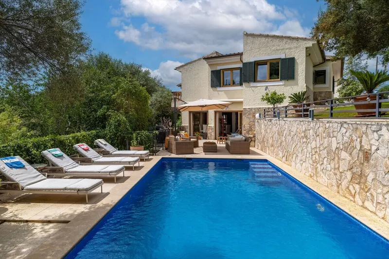 Villa in Calvià for sale with private pool, 1,081 m² plot, double garage and lots of privacy — photo 1