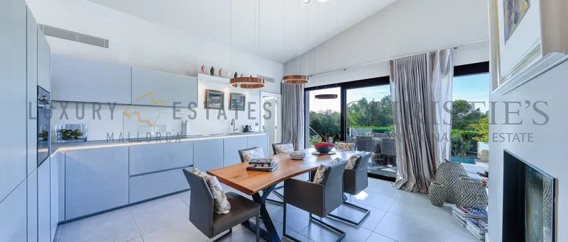 Modern bungalow-style villa in Cala Vinyas with pool and garden — photo 5