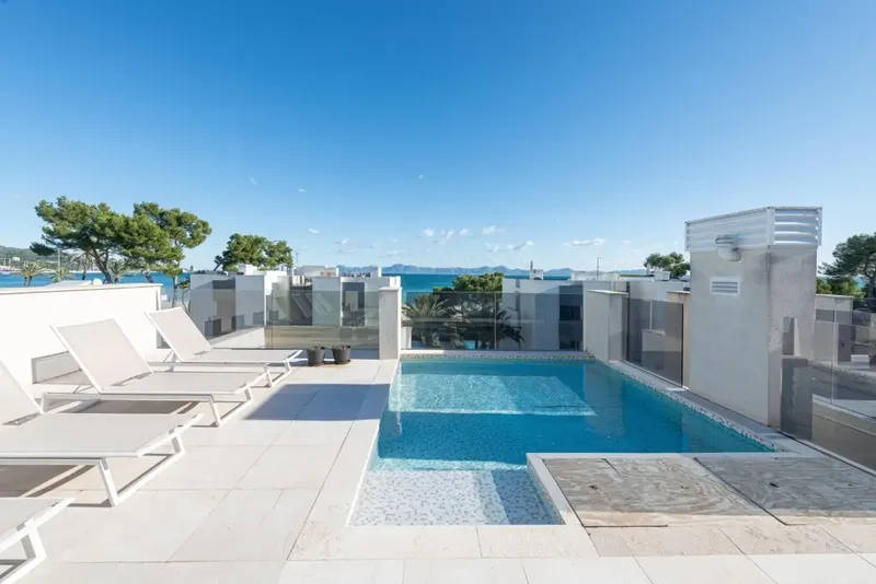 Nicolas Real Estate, su especialista en fincas y villas en Mallorca y Pisos exepcionales ! En el precioso Puerto de Alcudia le ofrecemos est — photo 1