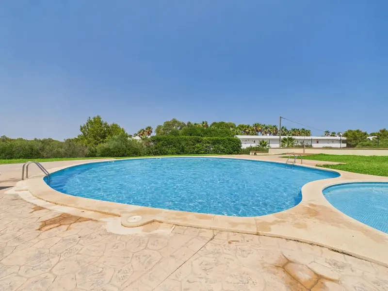 An apartment with an excellent location, three bedrooms, two bathrooms and communal pool, ideal for those seeking a temporary rental — photo 4