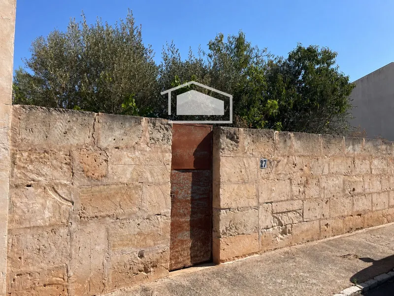 Urban developable plot of 297 m² in Ses Salines — photo 1