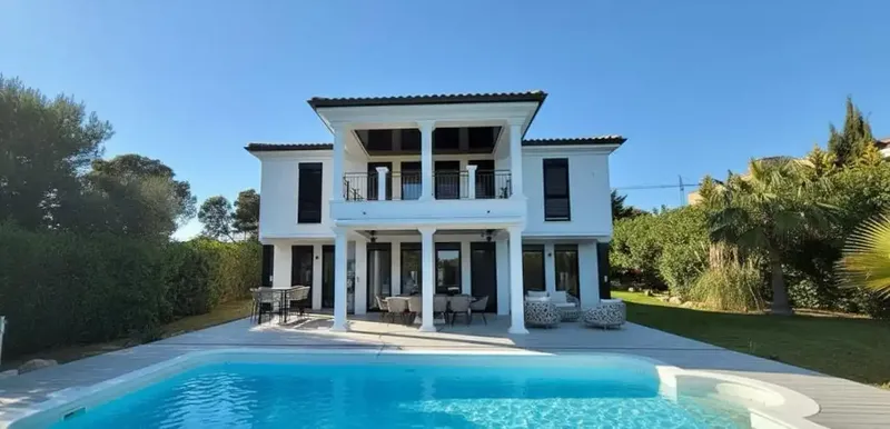 In one of the most coveted residential areas of southwest Mallorca, this exceptional villa awaits you with its successful combination of p — photo 8