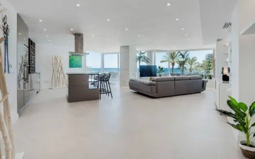 Renovated luxury apartment in 1st sea line with fantastic panoramic sea view — photo 4