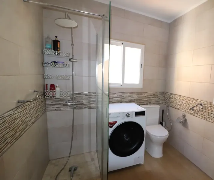 Magnificent apartment, completely renovated, corner unit, has 5 balconies, very central, near avenues, 6 bedrooms, furnished kitchen — photo 8