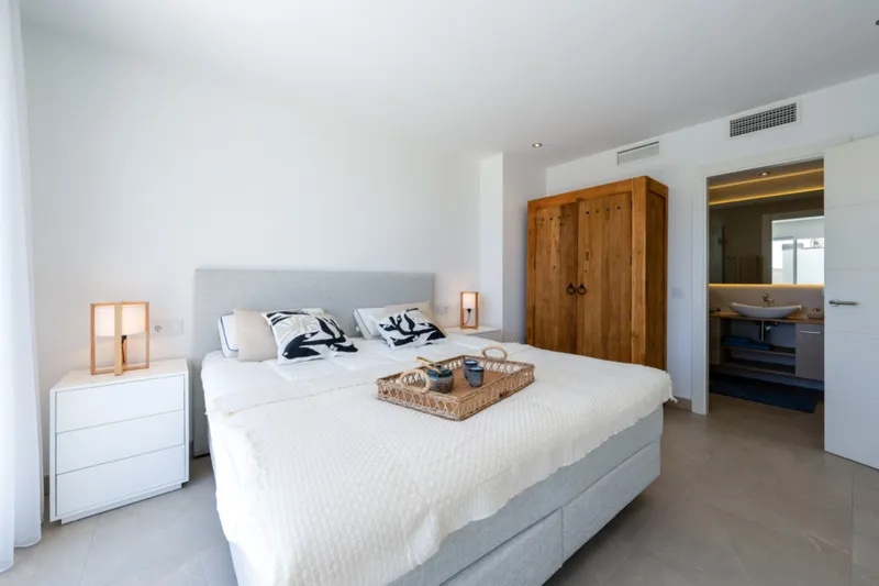 Exclusive residence with pool and well-kept garden in popular residential area - terrace and pool (15298) — photo 11