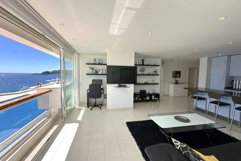 Exclusive frontline sea view residence with exceptional sense of space — photo 2