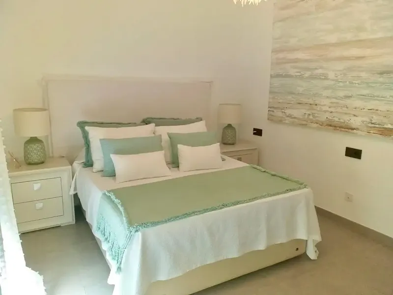 Preciosa villa de 186m2 construidos en un increíble terreno de 2.000m2. La finca se distribuye en un amplio salón comedor con chimenea con a — photo 10