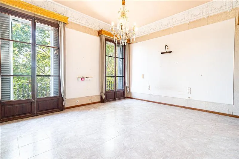 Listed property dating from 1920 next to Plaza España — photo 2