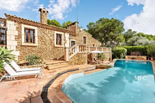 Villa with private swimming pool and beautiful garden in a unique location in Costa de los Pinos with direct access to the beach — photo 1