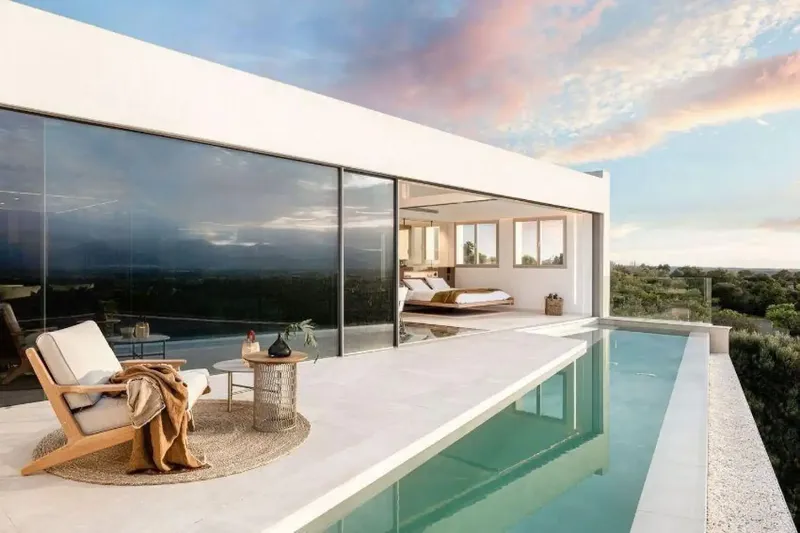Welcome to your new luxury home! This detached villa offers everything your heart desires: from a heated indoor pool — photo 1