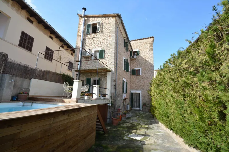 Semi-detached house with pool near the center — photo 5