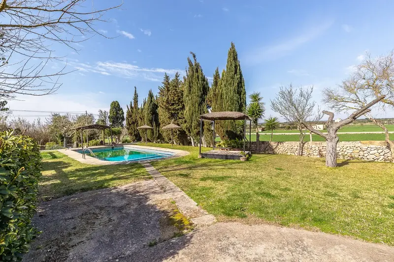 This beautiful rustic finca in Felanitx is surrounded by gardens with orange, lemon and olive trees and offers absolute tranquility in a — photo 4