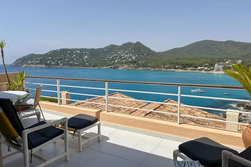 In a highly sought-after location with impressive sea views, we present this cosy townhouse which, with its spacious terrace, offe — photo 2