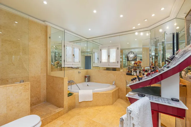 Luxurious estate with breathtaking views — photo 12