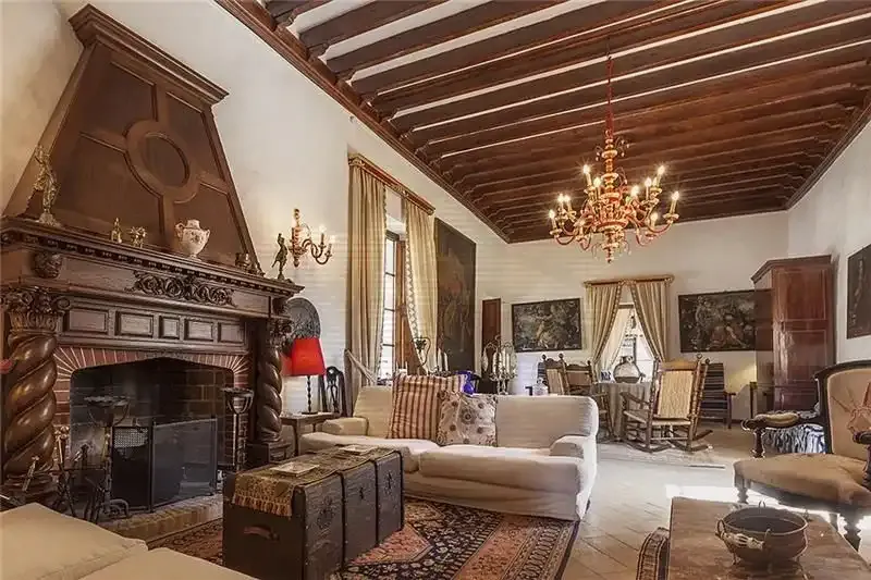 Mallorcan estate with several buildings on a plot of approx. 863,401 m2. The main house of approx. 2,051 m2 built — photo 4