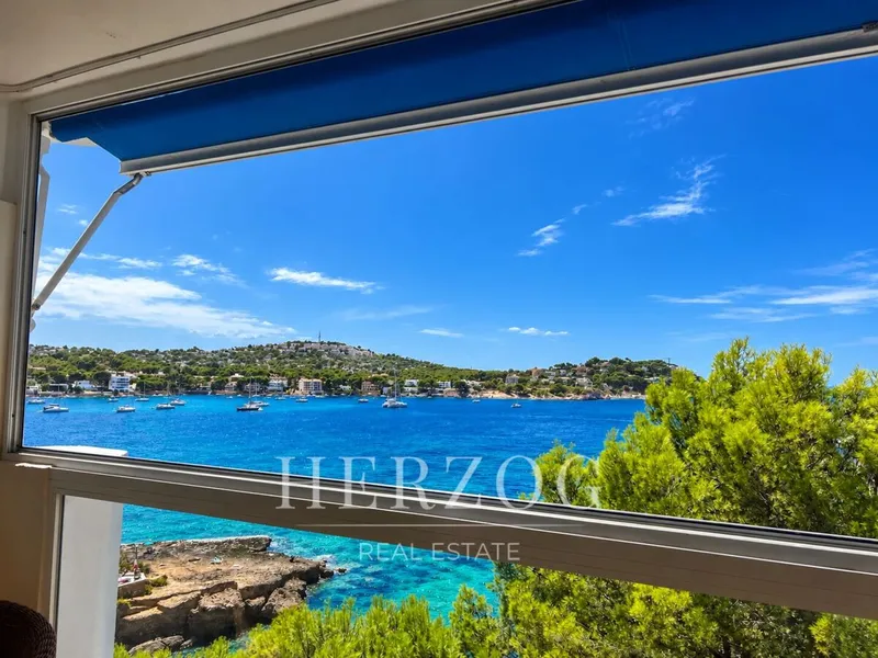 Beachfront apartment with spectacular ocean views in Santa Ponsa — photo 1