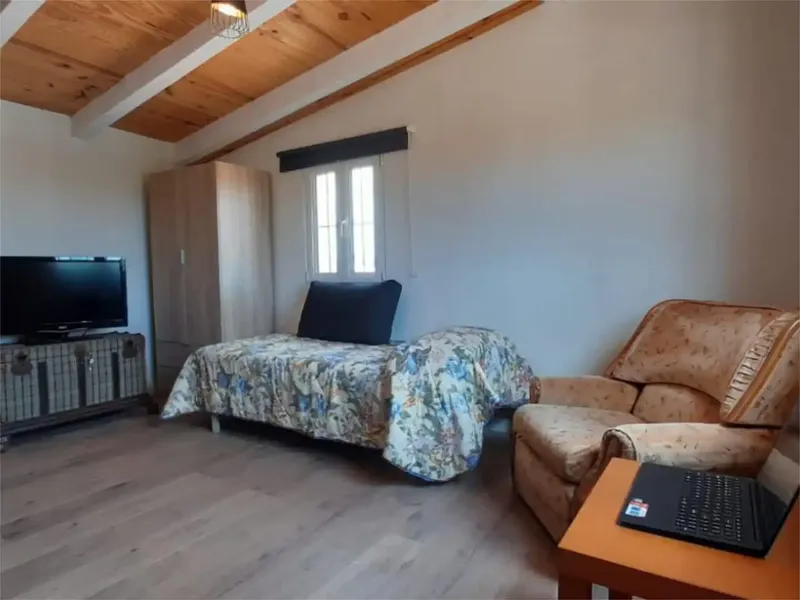 Rustic detached country house available for seasonal rental, independent part with 3 bedrooms, bathroom, kitchen-dining room and — photo 4