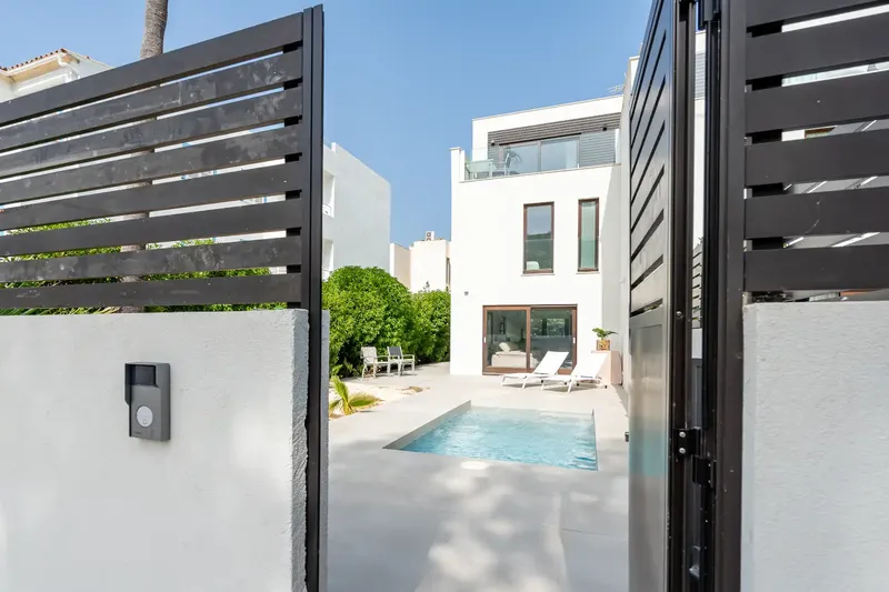 Located in Gotmar, Puerto Pollensa, this property is a short walk from the beach, local bars and services — photo 2