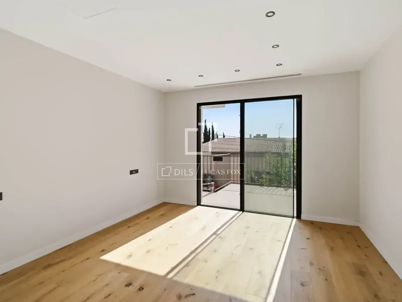 Located in the popular and charming village of Genova, this magnificent newly built villa impresses with its contemporary architecture — photo 8