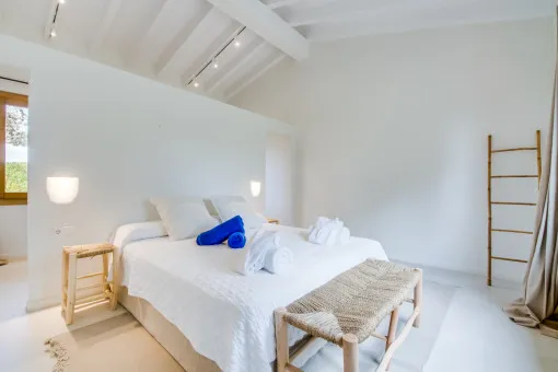 Alcudia, modernized chalet with contemporary architecture and large plot with holiday rental license in Bonaire — photo 12