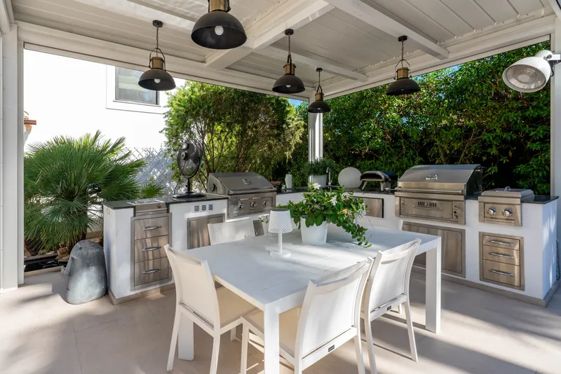 Stylish family villa with pool and garden in a quiet location — photo 4