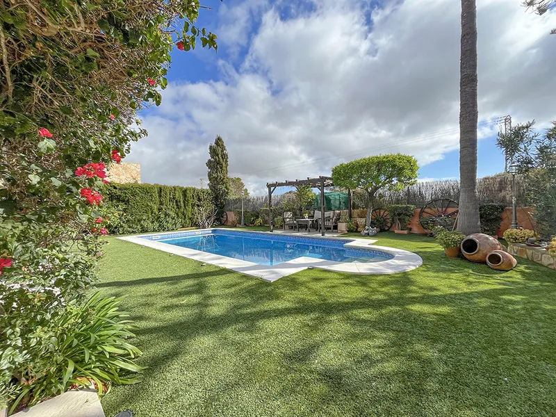 Traditional villa with garden and pool in a quiet area of El Toro Mas — photo 3