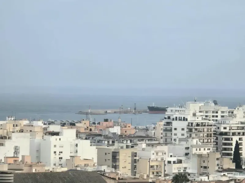 Discover this impressive penthouse located in the coveted area of Son Espanyolet, just 10 minutes from the sea and with unparalleled views — photo 2
