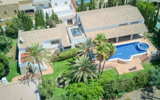 Superb, modern and luxury villa in a quiet residential area, just a short stroll to the beautiful sandy beach and a plethora of excellent restaurants, shops and waterfront cafes – For Sale — photo 1